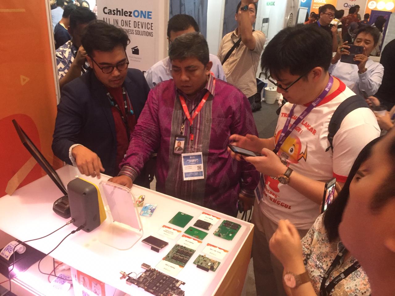 Salah satu booth yang cukup ramai dipadatkan para pengunjung adalah Enco.id.