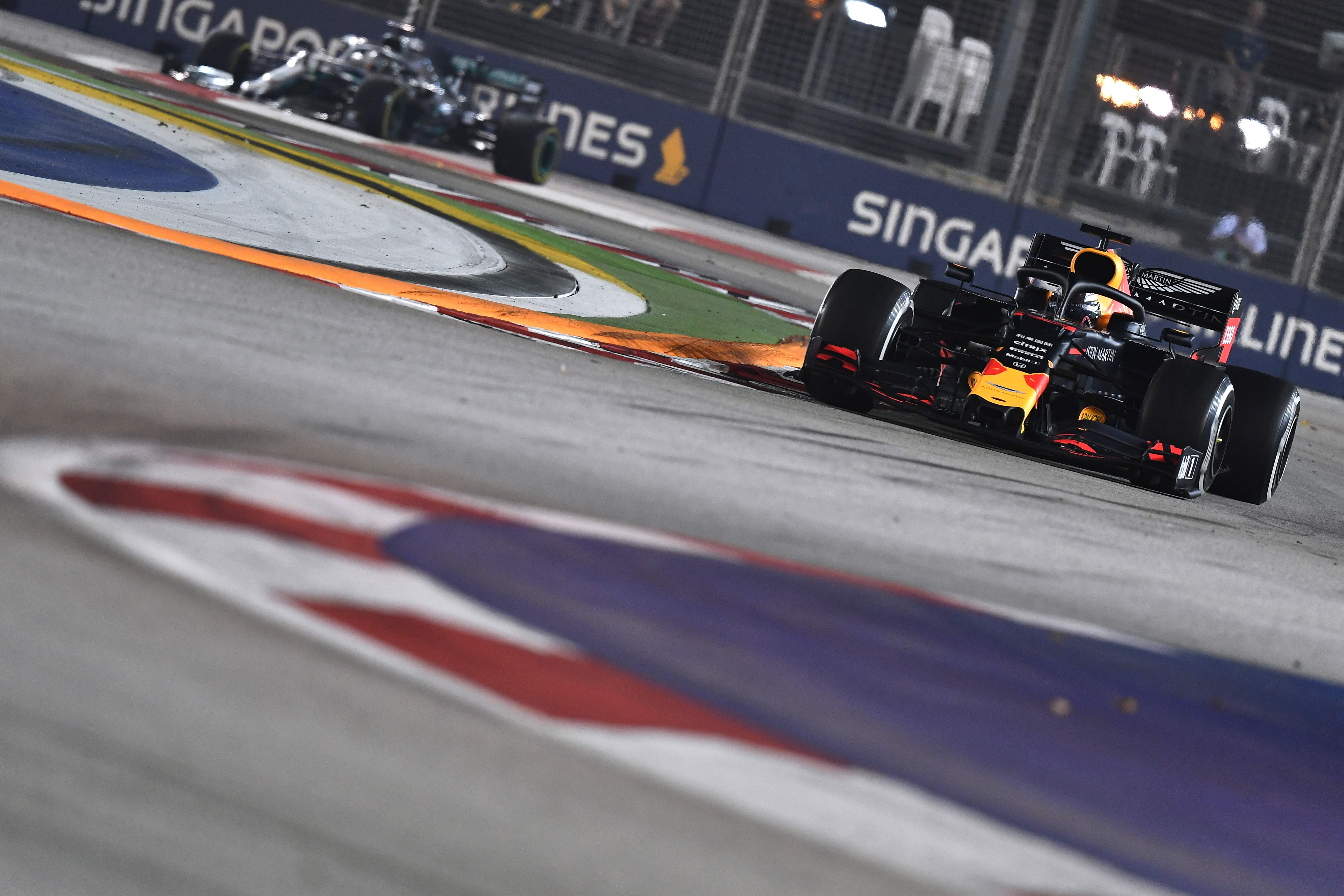 Max Verstappen (kanan) ditempel Lewis Hamilton di sesi latihan bebas GP Singapura.
