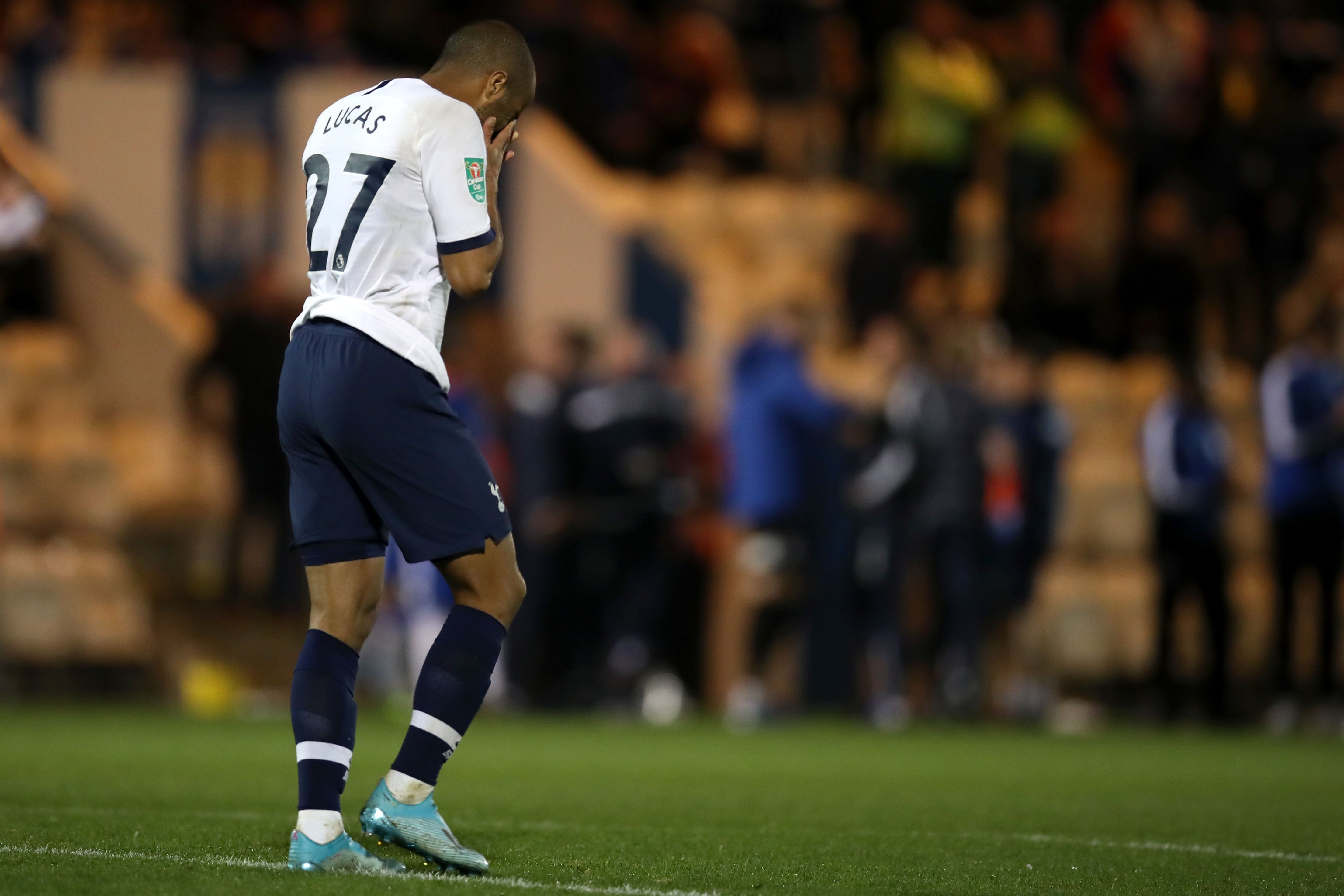 Pemain Tottenham Hotspur Lucas Moura bereaksi usai gagal mengeksekusi penalti dalam laga Piala Liga melawan Colchester.