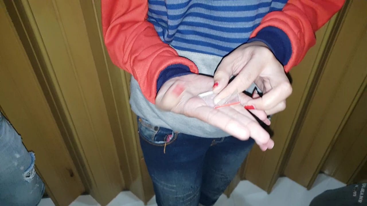 Tersangka dan barang bukti serbuk putih