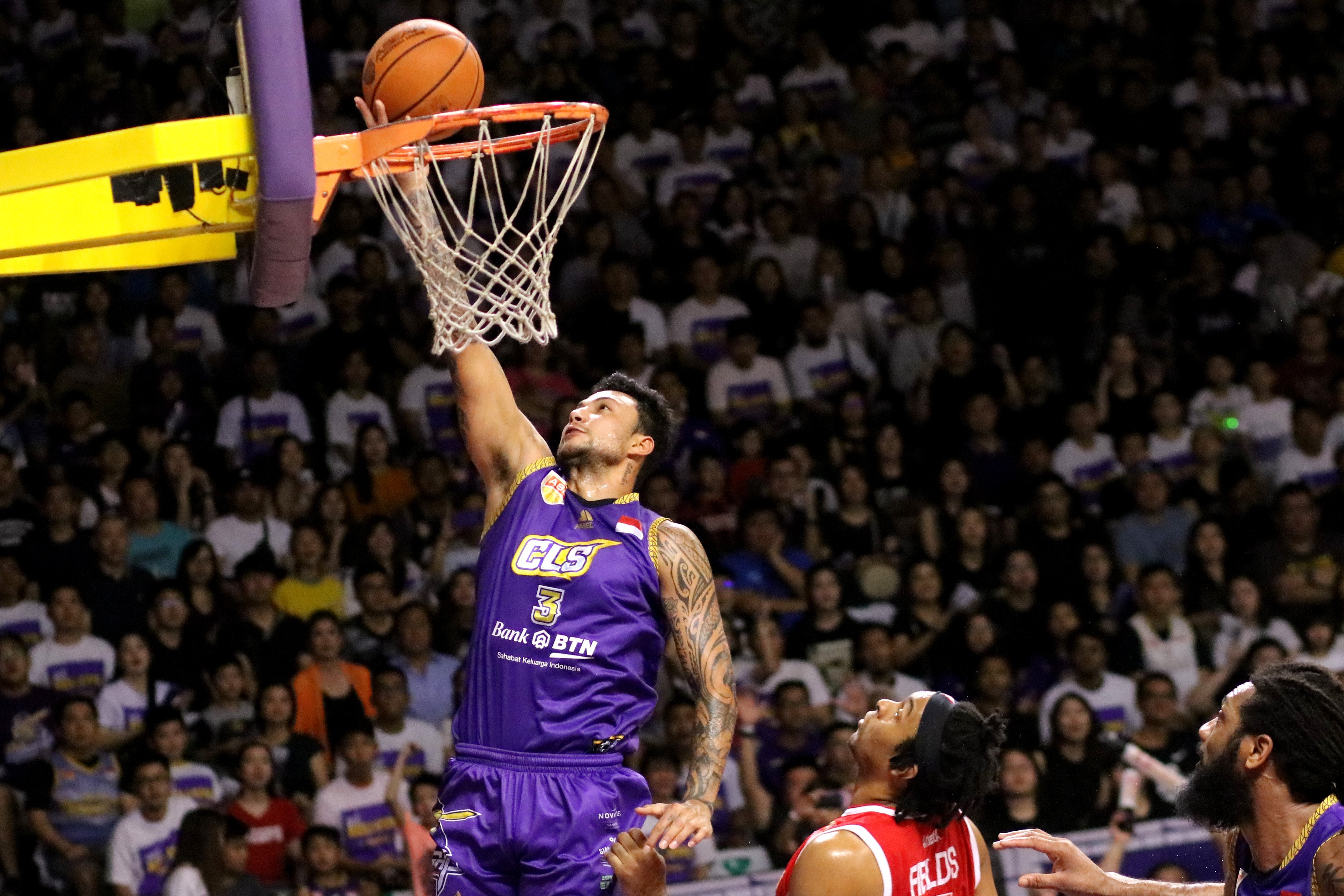  Pebasket BTN CLS Knights Indonesia Brandon Jawato (kiri)