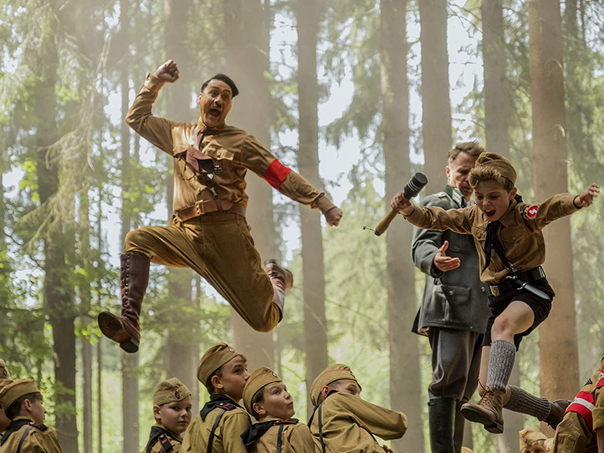 Salah satu adegan film komedi satir Jojo Rabbit.