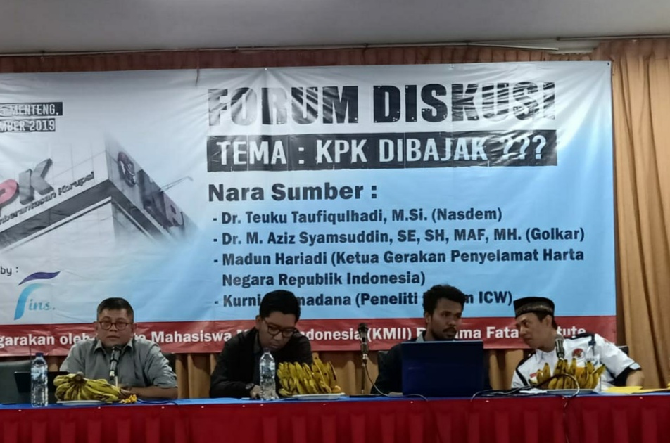 Politkus NasDem Teuku Taufiqulhadi, (kiri), Peneliti ICW Kurnia Ramadana (kedua dari kiri), dan aktivis Madun Hariadi (kanan)