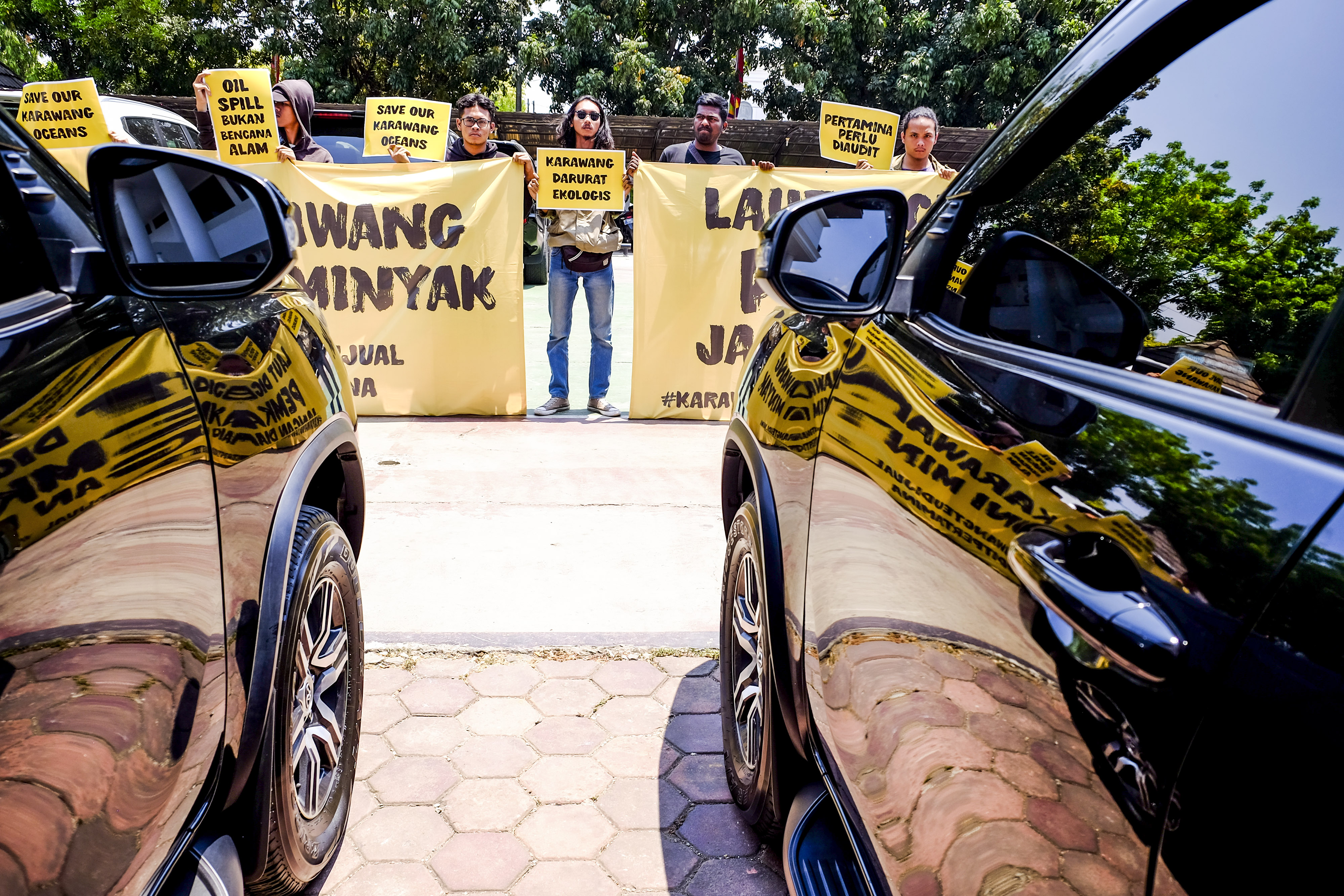 Koalisi Masyarakat Sipil Karawang membentangkan poster saat aksi solidaritas untuk pesisir Karawang di Karawang, Jawa Barat, Sabtu (14/9/201