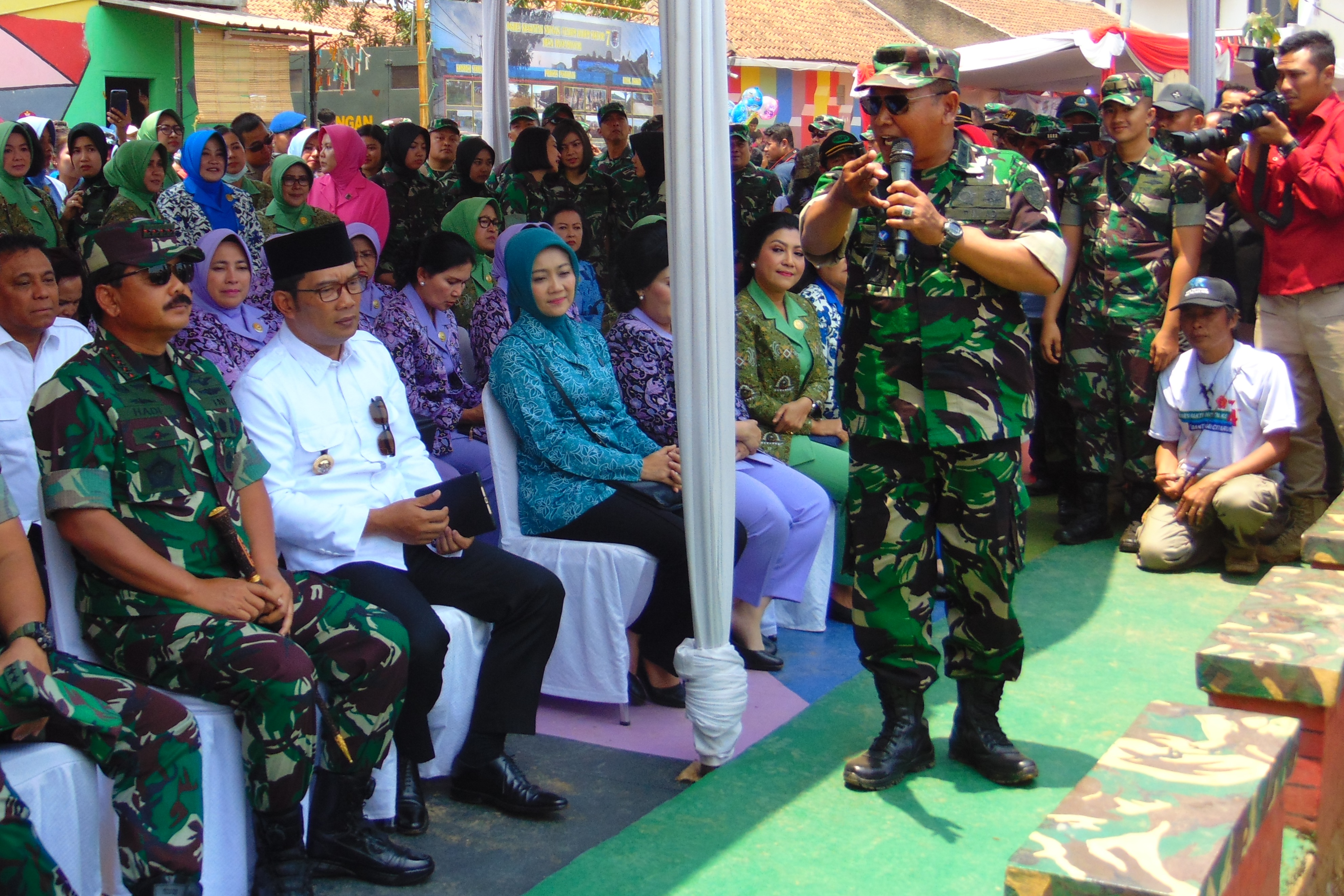 Panglima TNI Marsekal Hadi Tjahjanto dan Gubernur Jawa Barat Ridwan Kamil di DAS Sungai Citarum, Sabtu (21/9)