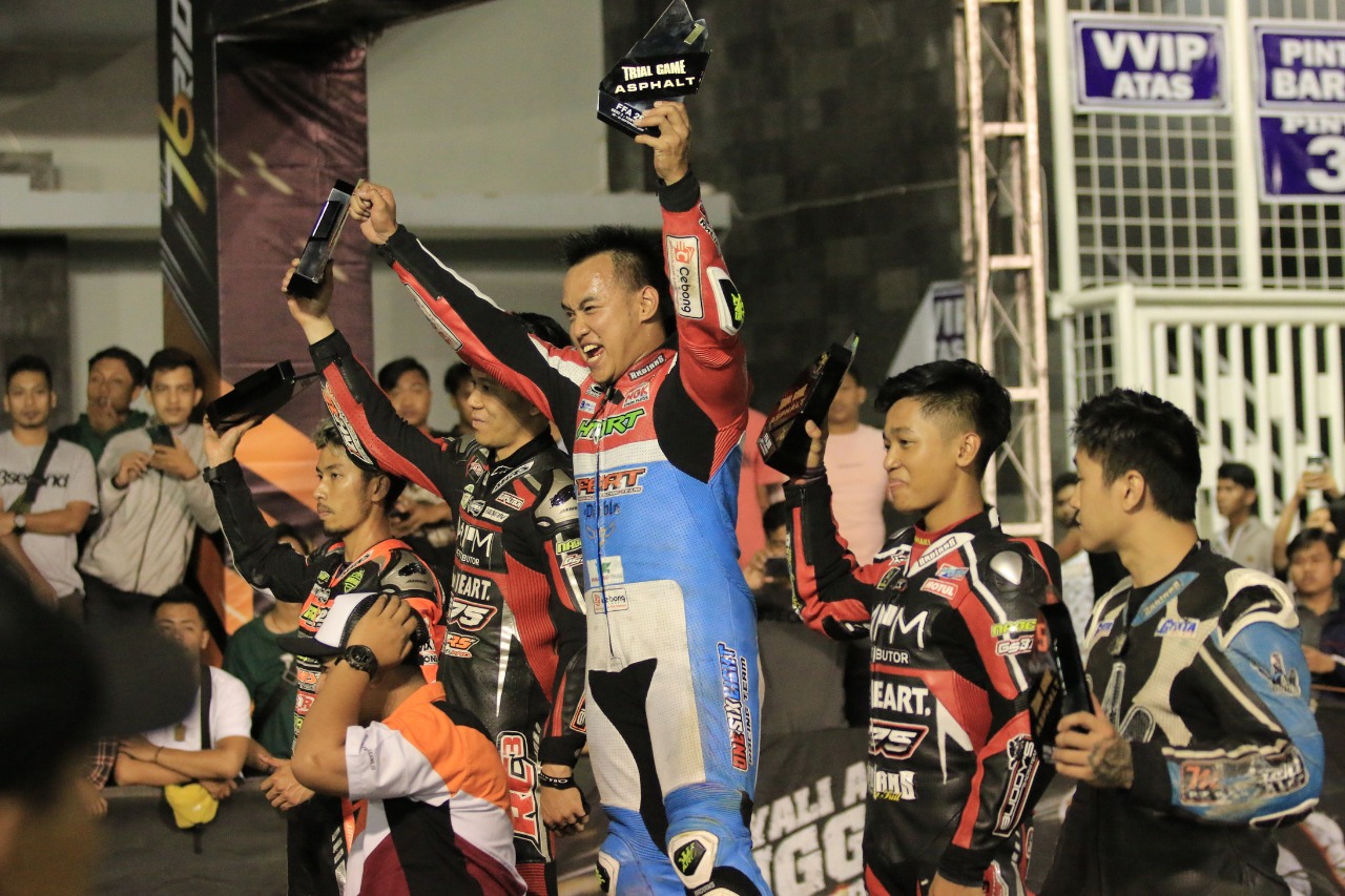 Rider tuan rumah Doni Tata mengangkat trofi juara seri ketiga Trial Game Asphalt 2019 di Stadion Mandala Krida, Yogyakarta, Sabtu (21/9).