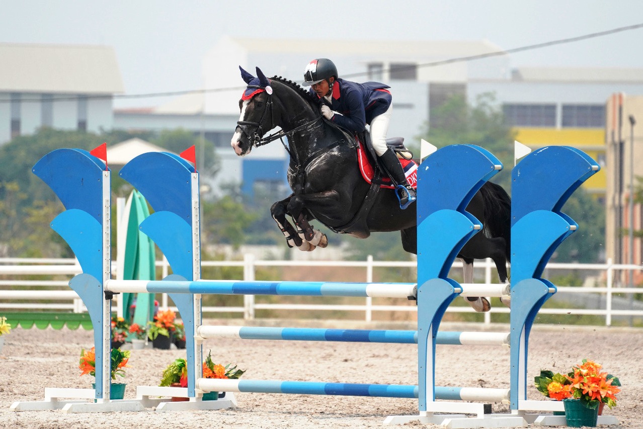 Dirga saat beraksi dengan kudanya dan berhasil menyumbang medali emas untuk STMIK Nusa Mandiri.