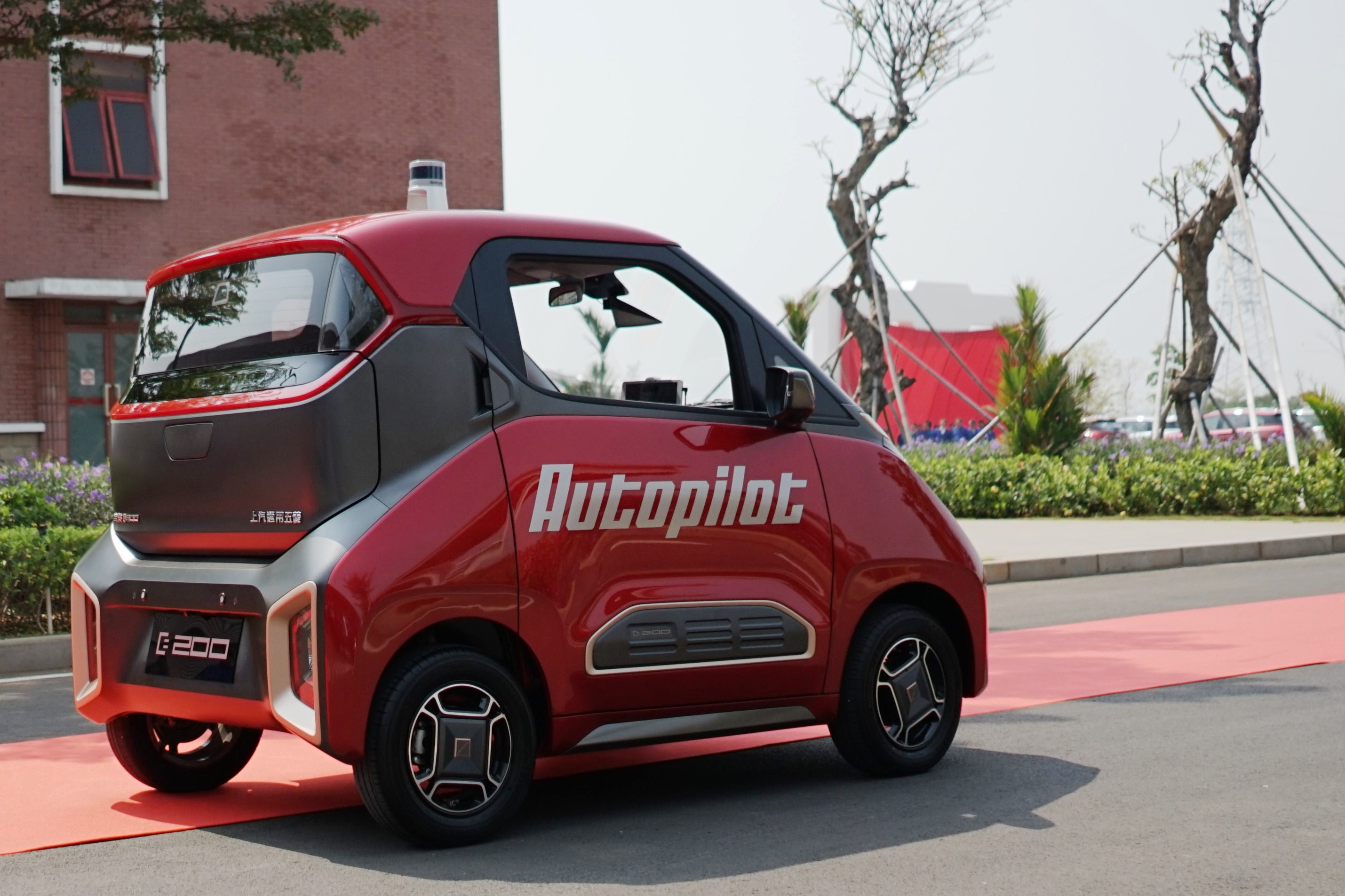 Mobil listrik Wuling E200 memiliki kemampuan dalam berinteraksi dengan kondisi jalan.