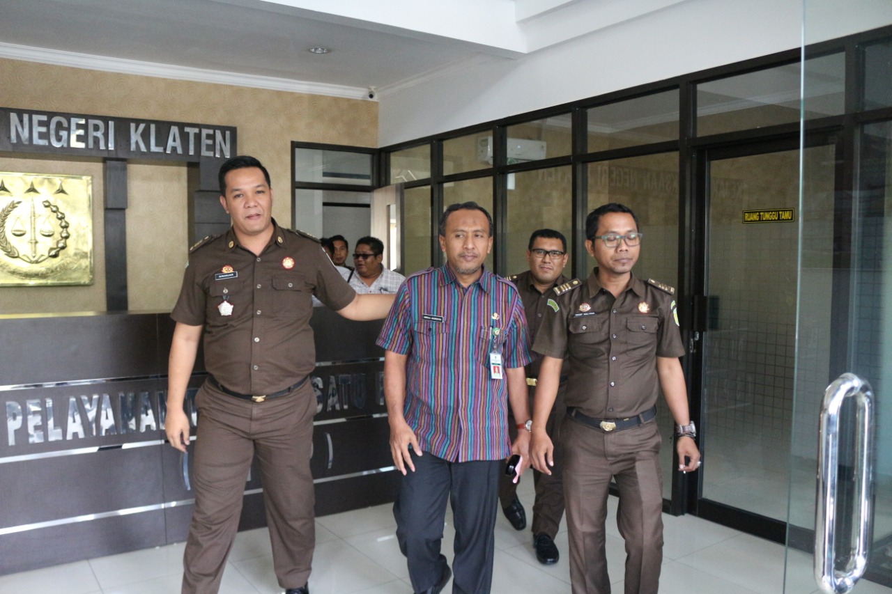Mantan Kepala Dinas PU & ESDM Klaten, Abdul Mursyid dikawal Jaksa Kejari Klaten, Kamis (26/9). 