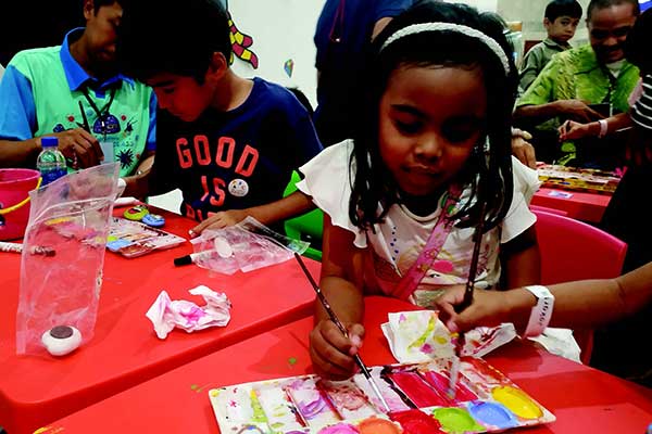 Anak- anak sedang belajar mewarnai gambar dan melukis