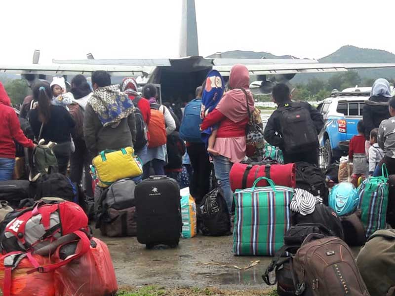 Warga antre menaiki pesawat Hercules milik TNI di Bandara Wamena, Jayawijaya, Papua, kemarin. 
