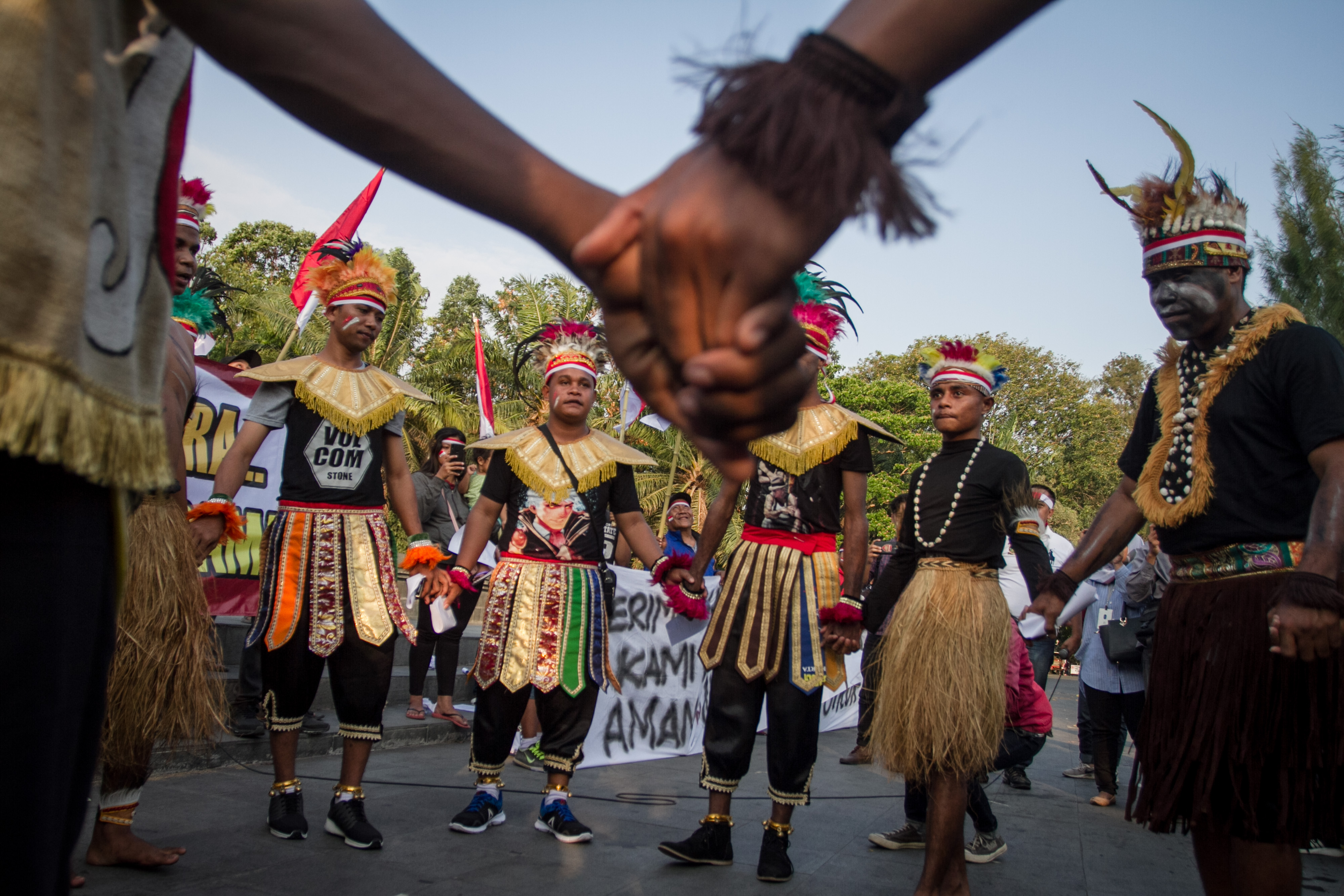 Warga yang tergabung dalam Aliansi Masyarakat Peduli Papua mengikuti aksi damai Papua Cinta Indonesia di Solo, Jawa Tengah, kemarin.