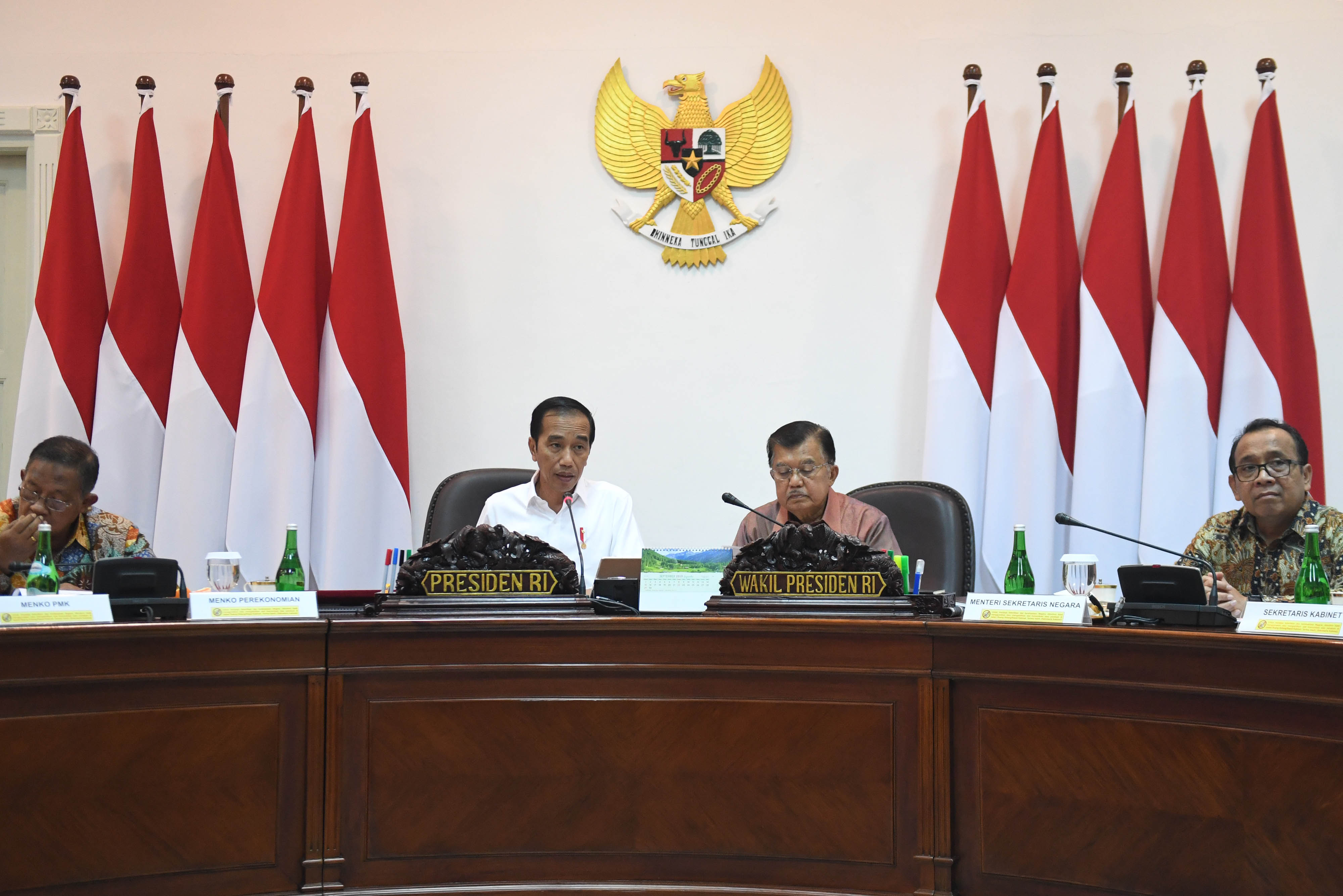  Presiden Joko Widodo saat memimpin rapat terbatas di Kantor Presiden