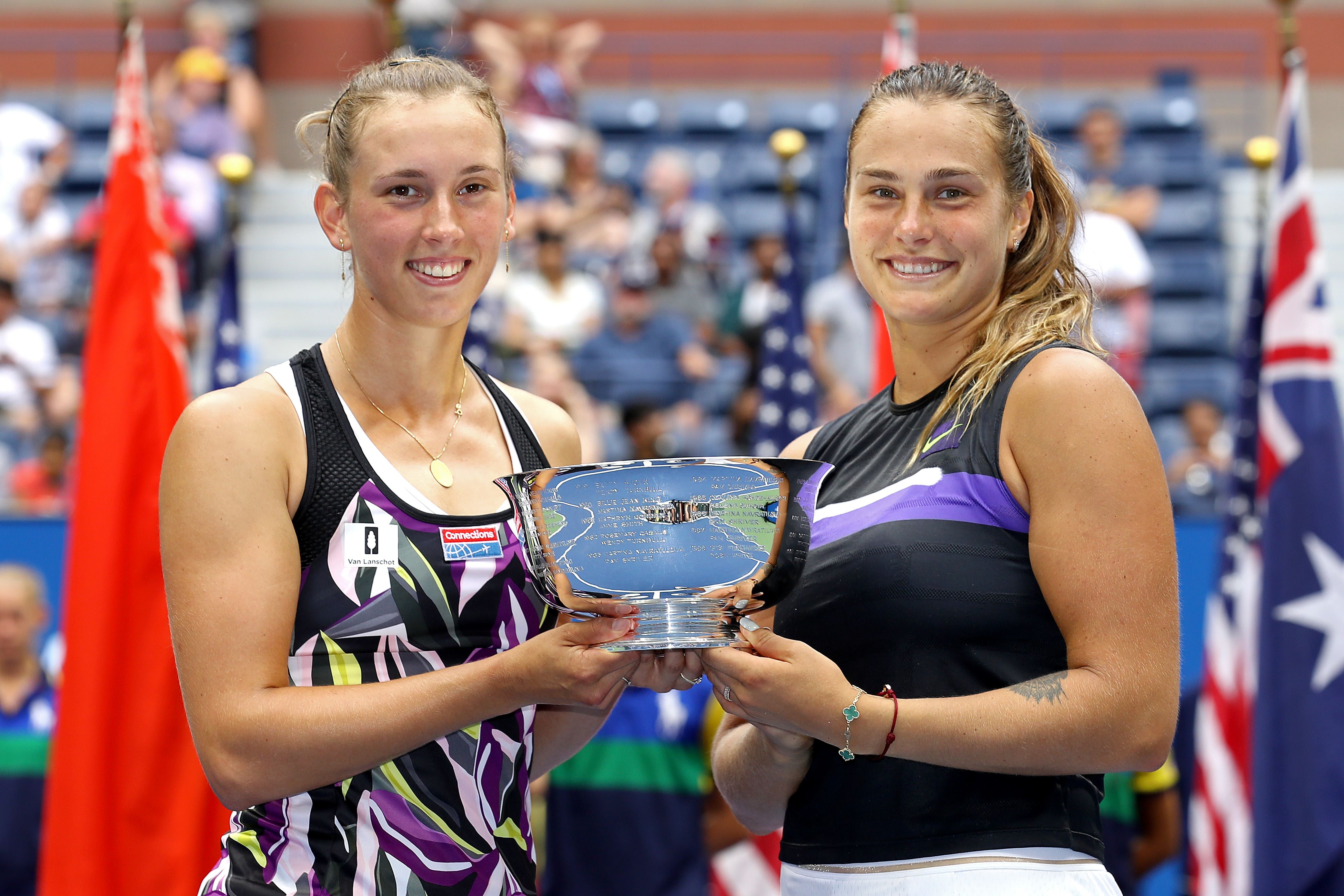 Elise Mertens (kiri) dan Aryna Sabalenka