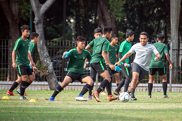 Pelatih Timnas U-16 Bima Sakti sedang melatih anak asuhnya