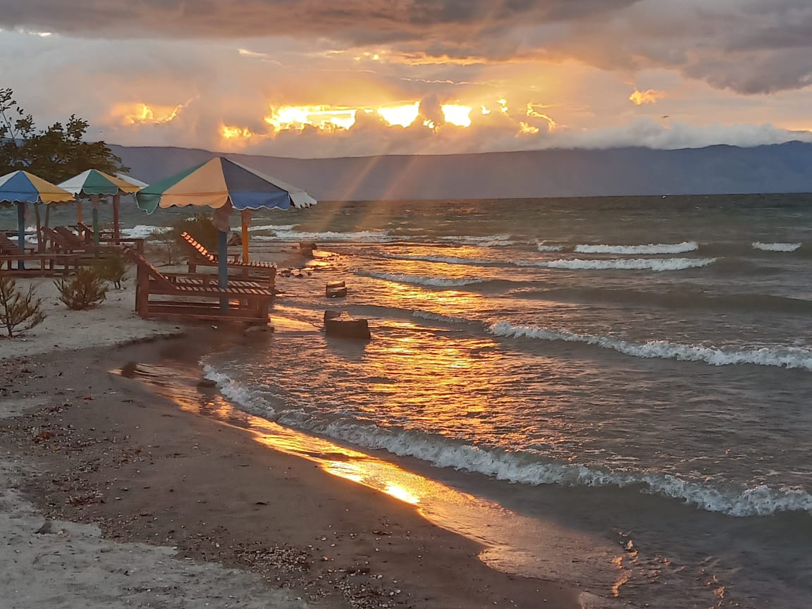 Suasana tepi Danau Toba, beberapa waktu lalu. 