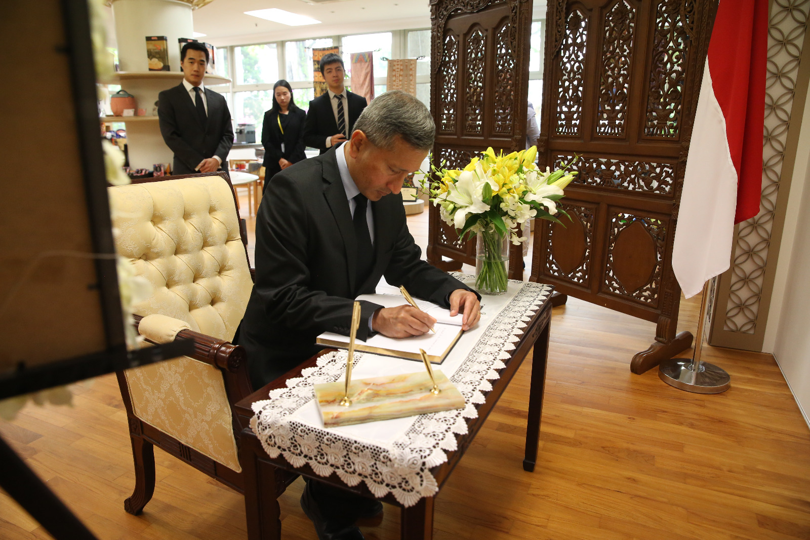 Menlu Singapura, Vivian Balakrishnan mengisi Condolence Book di KBRI Singapura, Jumat (13/9) sore.