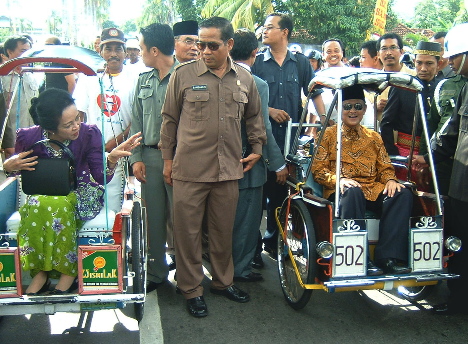 BJ Habibie (kanan) dan ibu Ainun saat berada di Parepare, 2006 lalu.