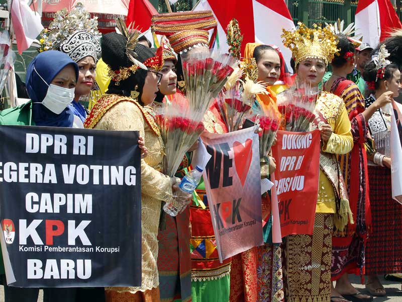 Masyarakat Penegak Demokrasi (MPD) menggelar aksi budaya mendukung DPR merevisi UU KPK di depan Gedung MPR/DPR-RI, Jakarta, kemarin. 