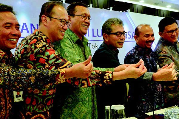 Direktur Utama BRI yang baru, Sunarso (keempat dari kiri).