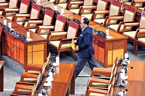 Angggota DPR Firman Soebagyo menyerahkan tanggapan fraksi pada Rapat Paripurna Masa Persidangan I Tahun Sidang 2019-2020, 