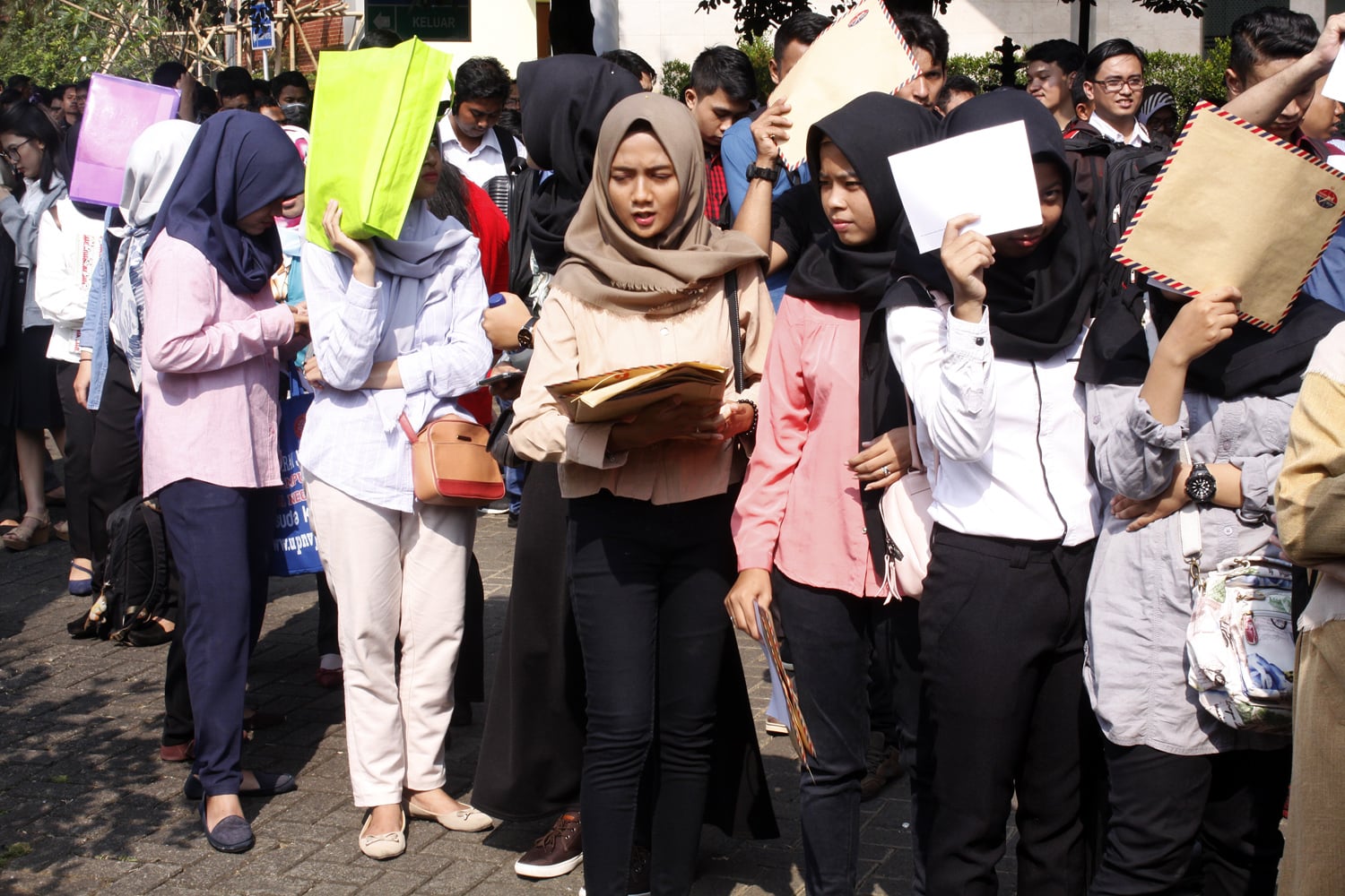 Pencari kerja mengantre untuk melamar pekerjaan di salah satu ajang job fair