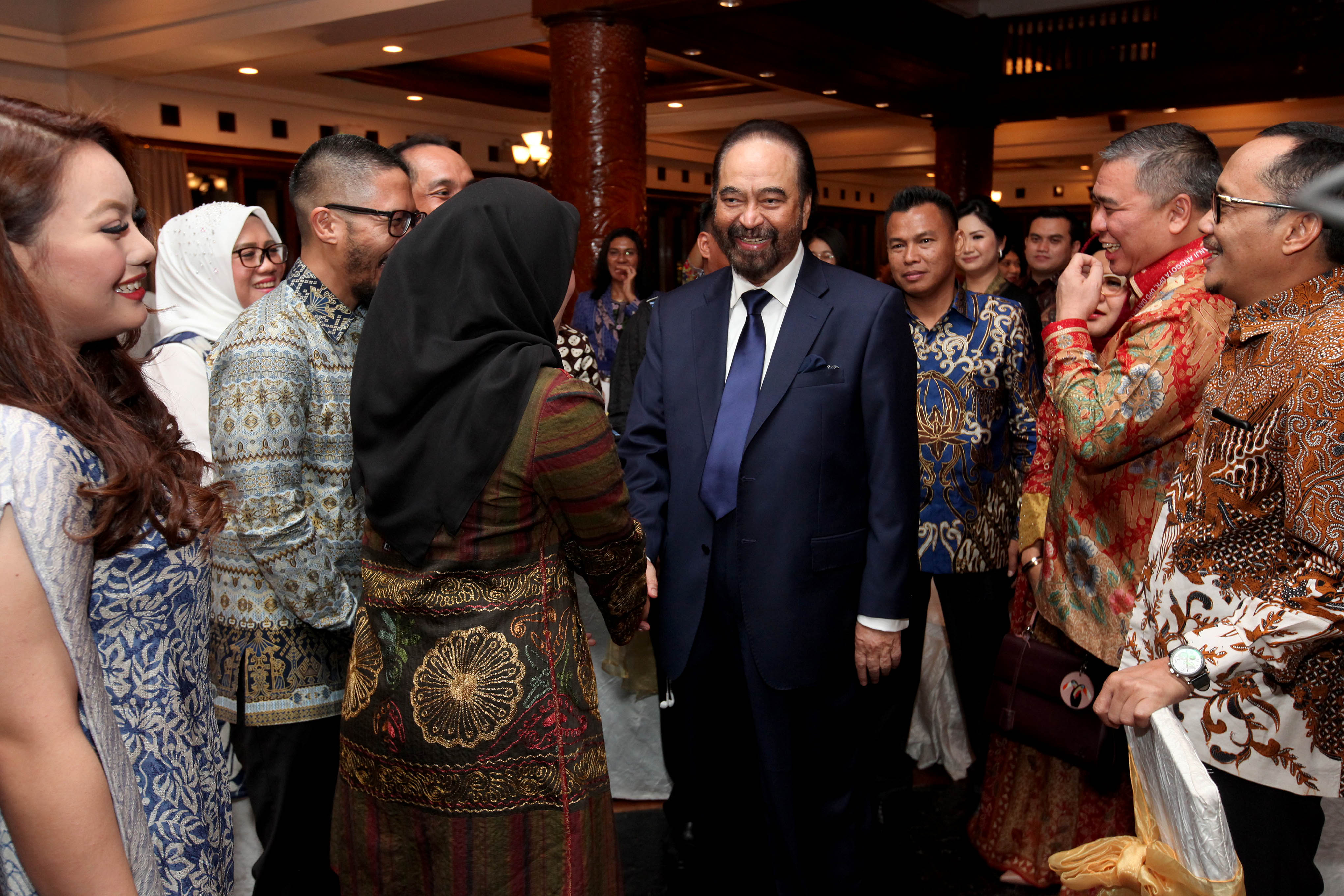 Surya Paloh Beramah tamah dengan anggota DPR terpilih Partai NasDem, di Hotel Shang Ri La, Jakarta, Minggu (29/9) malam