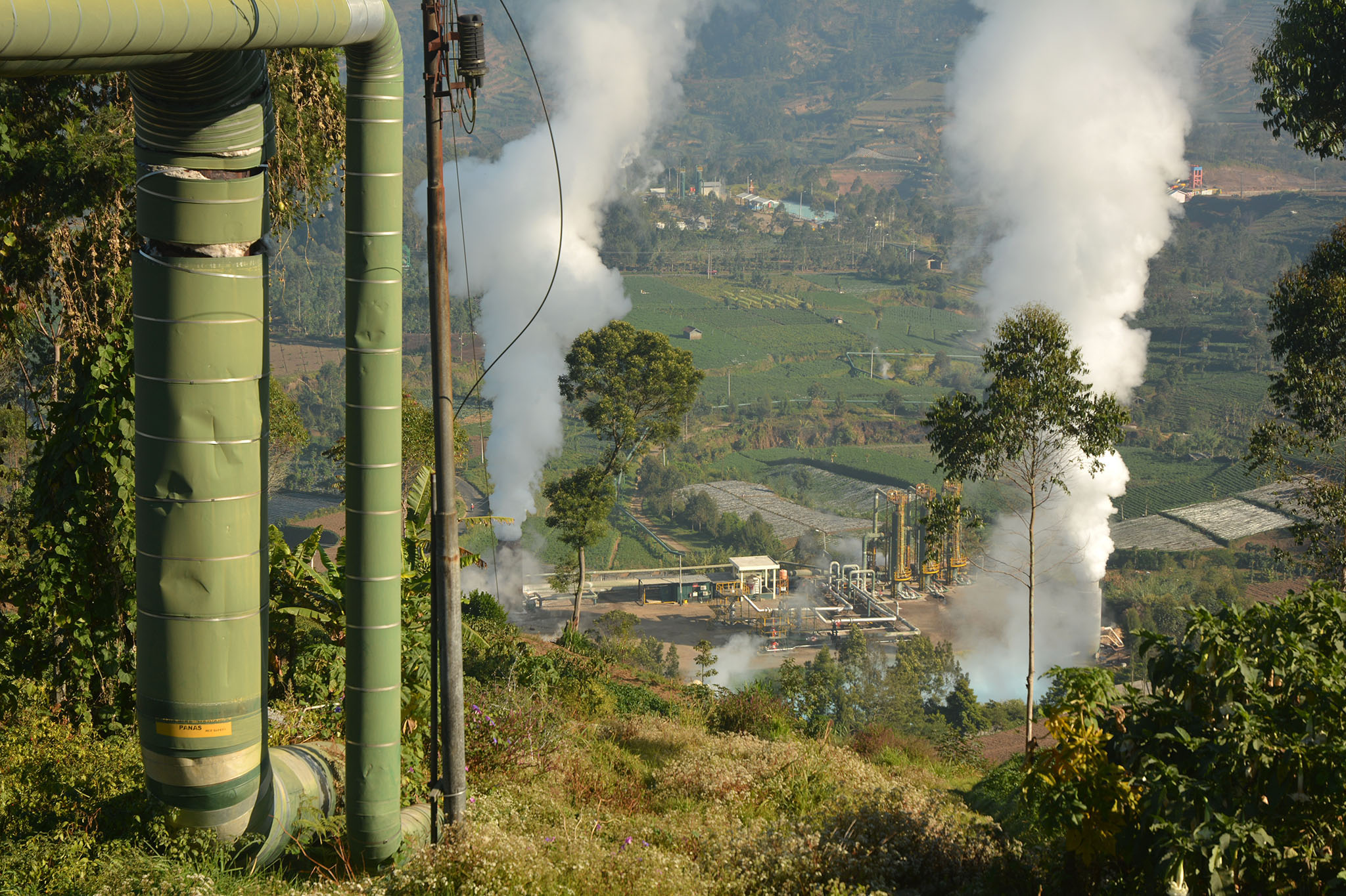 Pembangkit listrik dari energi panas bumi yang dikelola PT Geo Dipa Energi di wilayah Dieng