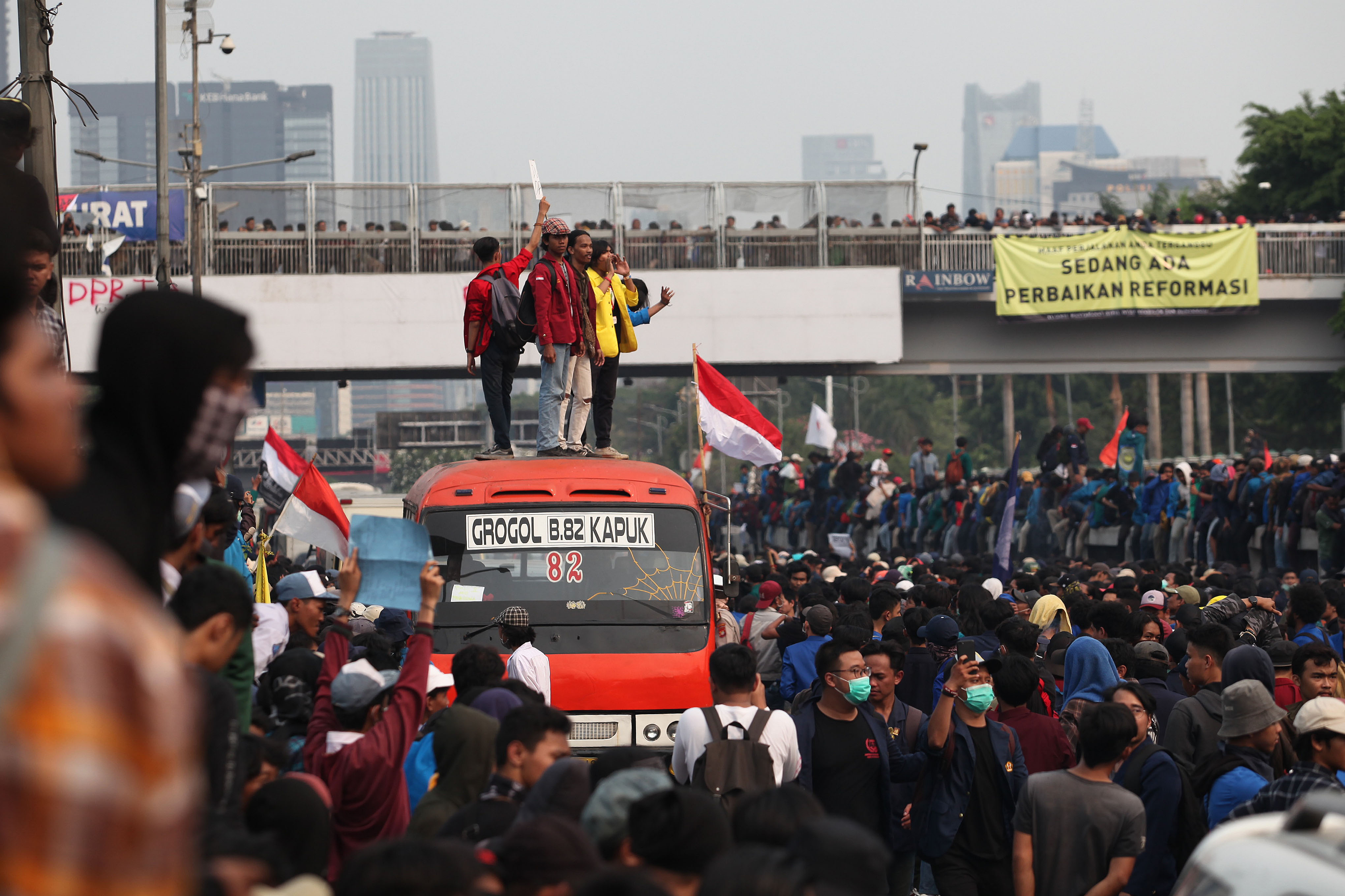 Ribuan mahasiswa saat aksi unjuk rasa di depan pintu gerbang gedung DPR, Gatot Subroto, Jakarta, Selasa (24/9)