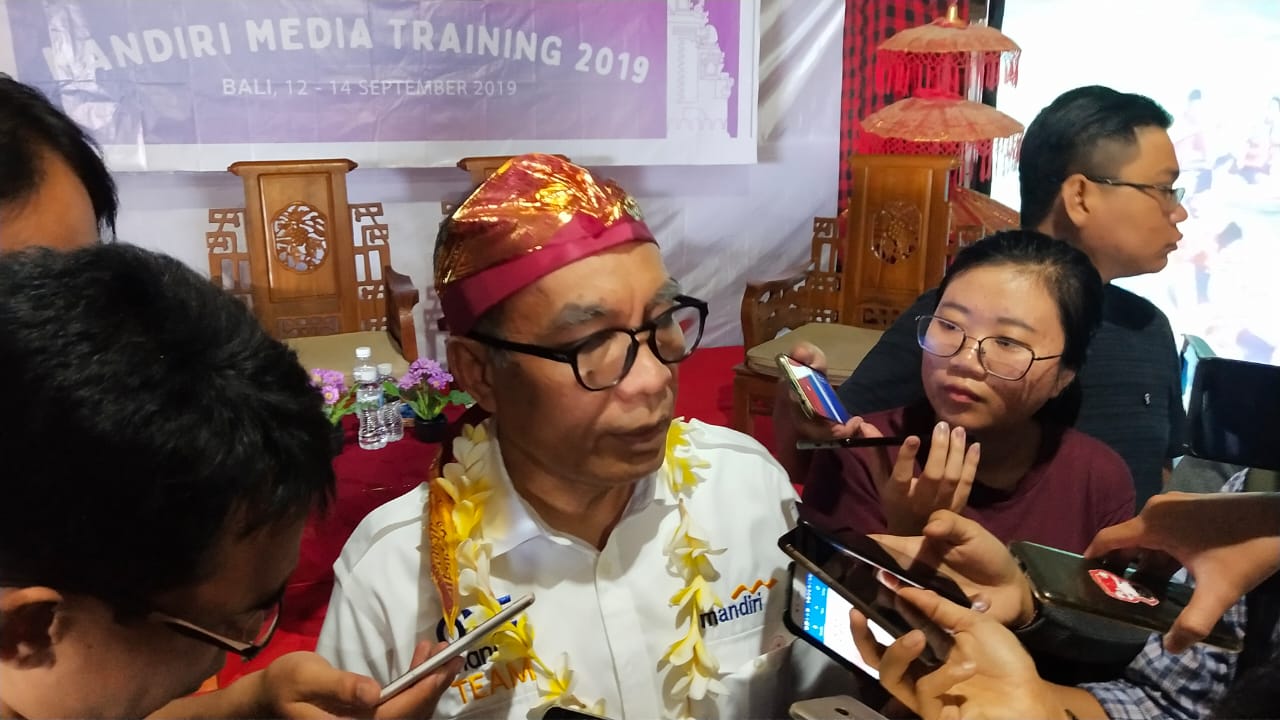  Direktur Retail Banking Bank Mandiri Donsuwan Simatupang (tengah) saat diwawancarai media di Bali