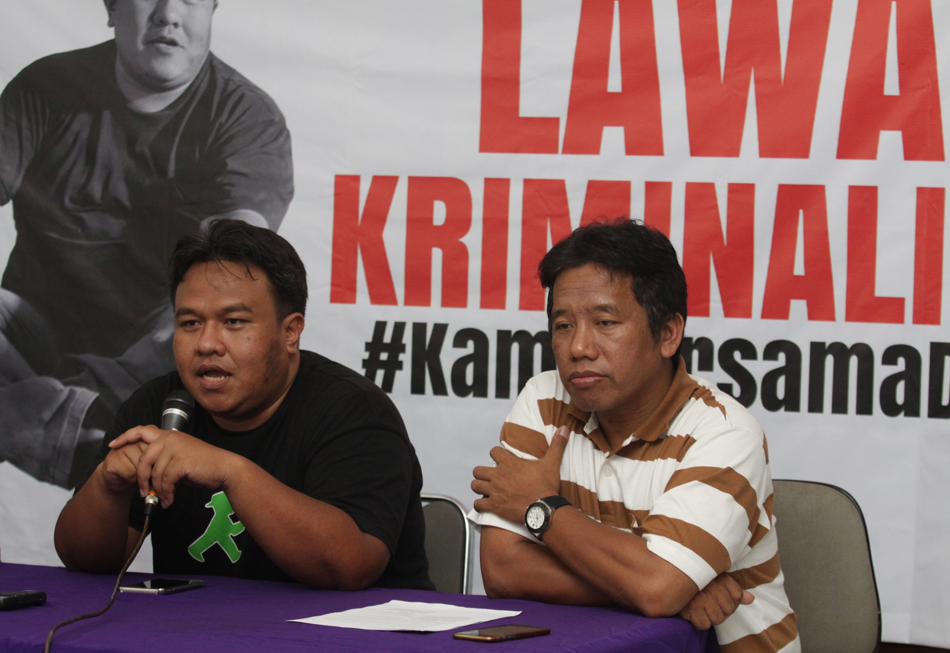 Anggota Majelis Pertimbangan Aliansi Jurnalis Independen (AJI) Dandhy Dwi Laksono (kiri) 