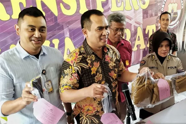 Wakil Direktur Krimsus Polda Jawa Barat, AKBP Harry Brata menunjukan barang bukti seragam ASN dalam kasus video asusila.  