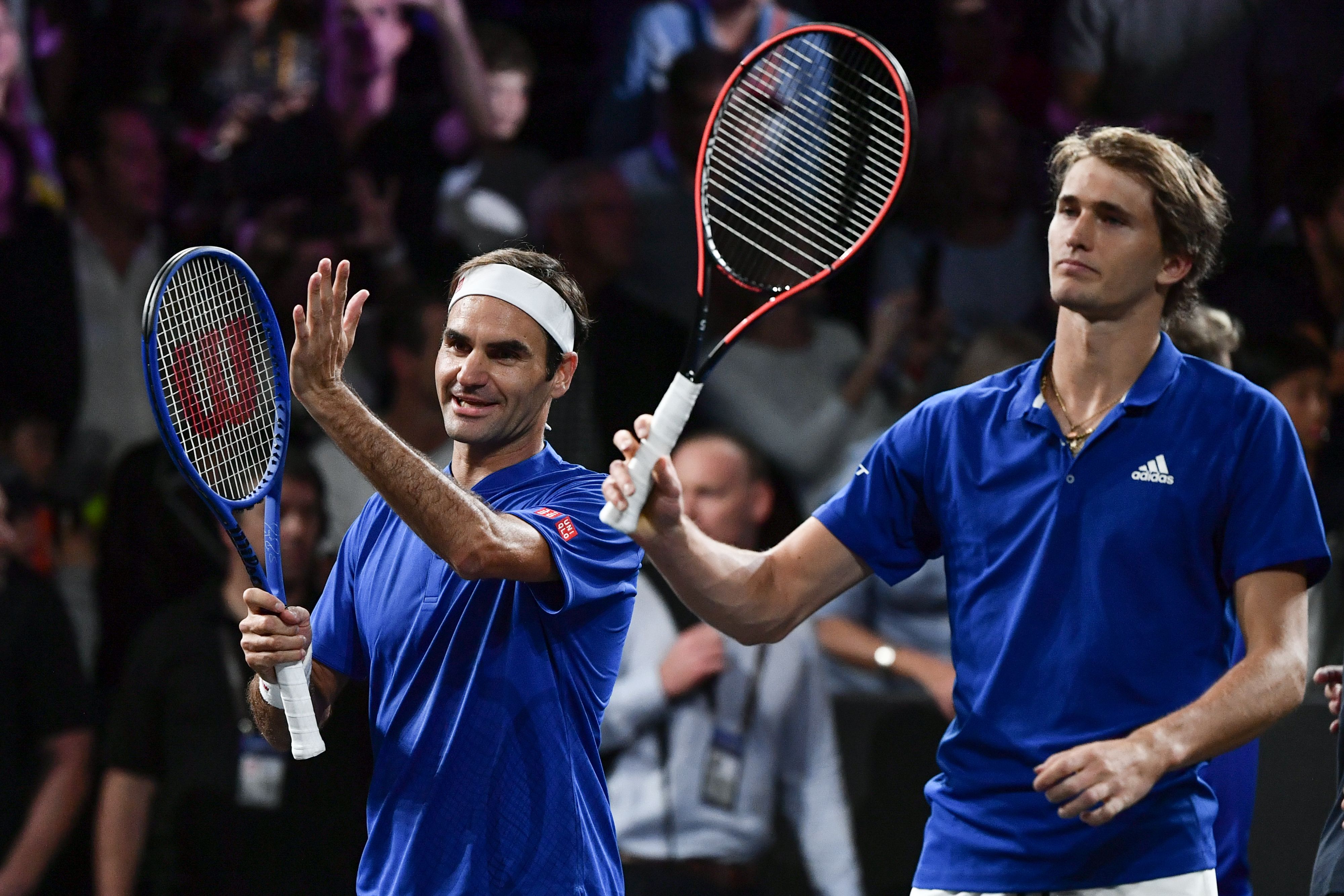Roger Federer (kiri) dan Alexander Zverev merayakan kemenangan mereka di Piala Laver.