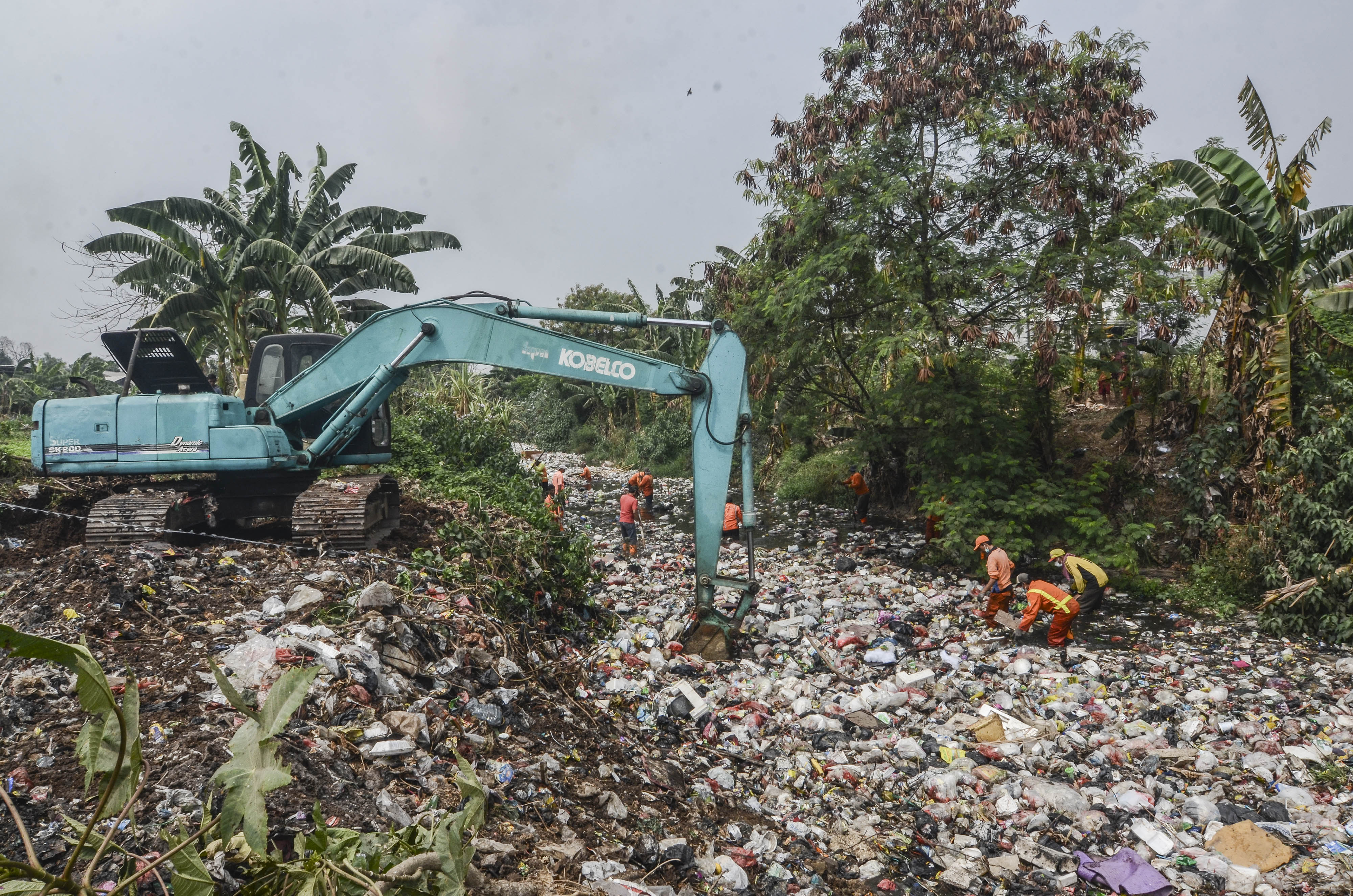 Sejumlah petugas gabungan melakukan proses pembersihan Kali Jambe di Tambun, Kabupaten Bekasi, Jawa Barat.