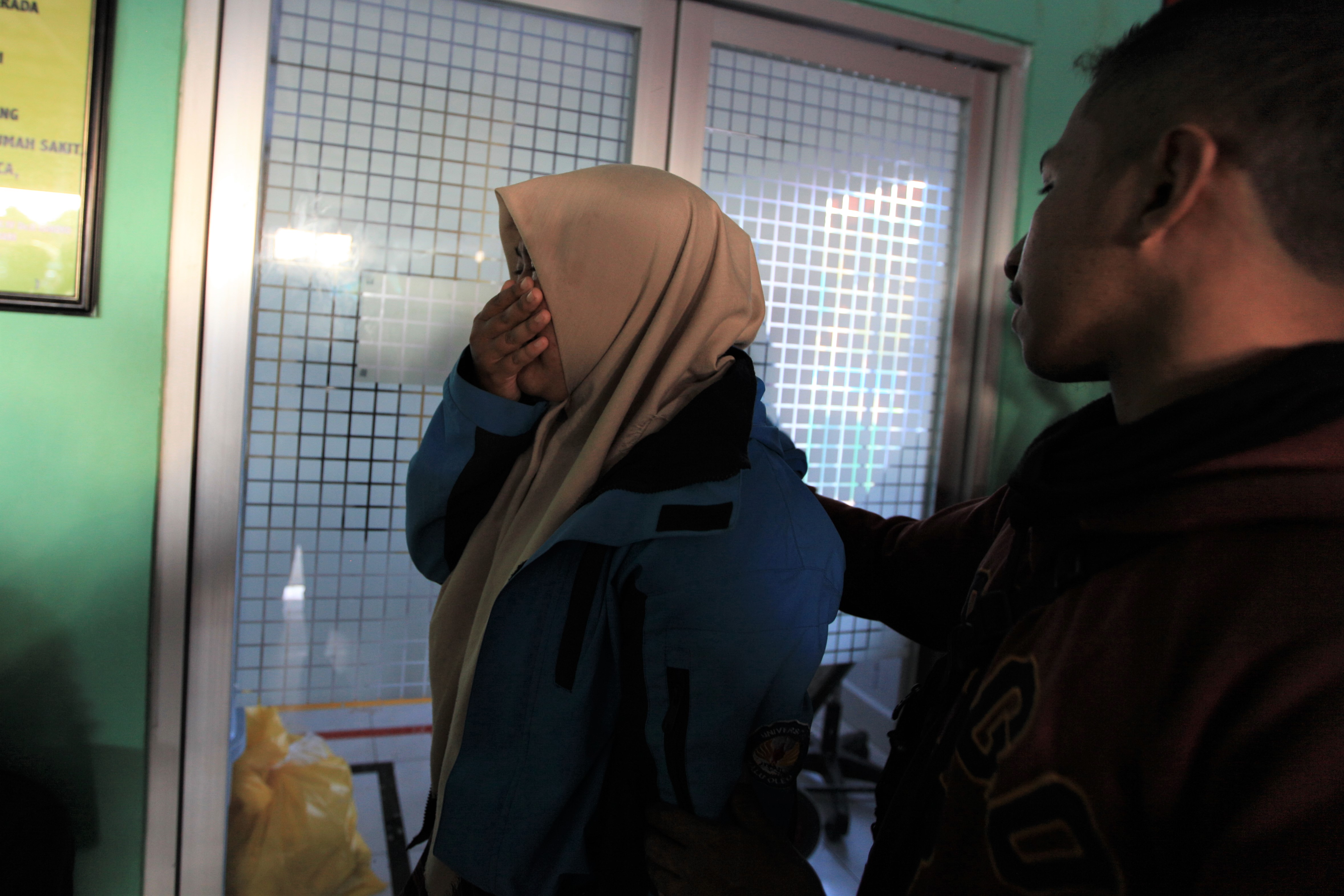 Seorang mahasiswa Universitas Haluoleo menangis di depan ruang gawat darurat RS Ismoyo Kendari menanti jenazah rekannya yang tewas tertembak