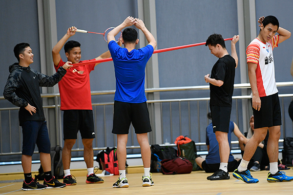 Sejumlah pebulu tangkis Indonesia sedang melakukan pelatihan