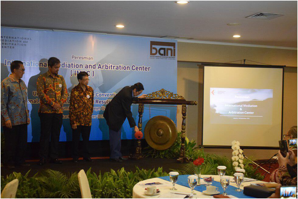Pembina (IMAC), M Husseyn Umar sedang memukul gong saat peresmian IMAC di Balai Kartini, Jakarta, Jumat (20/9).