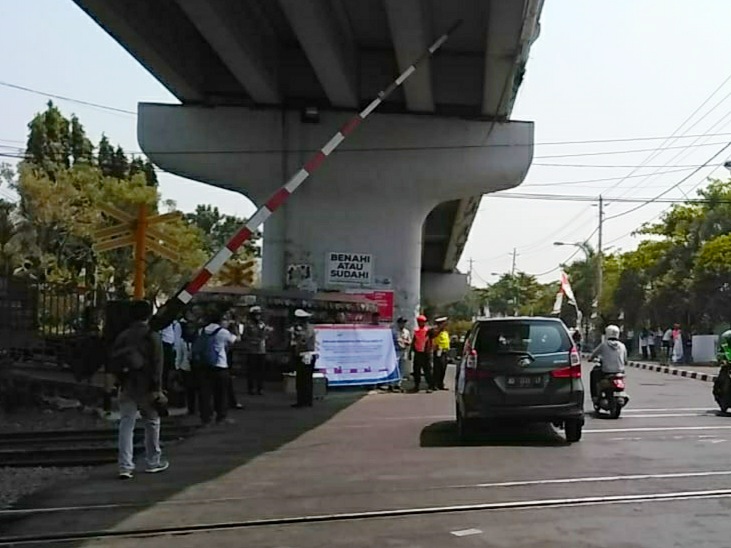 Sosialisasi penertiban perlintasansSebidang di i bawah jalan layang Lempuyangan, Yogyakarta, Selasa (17/9). 
