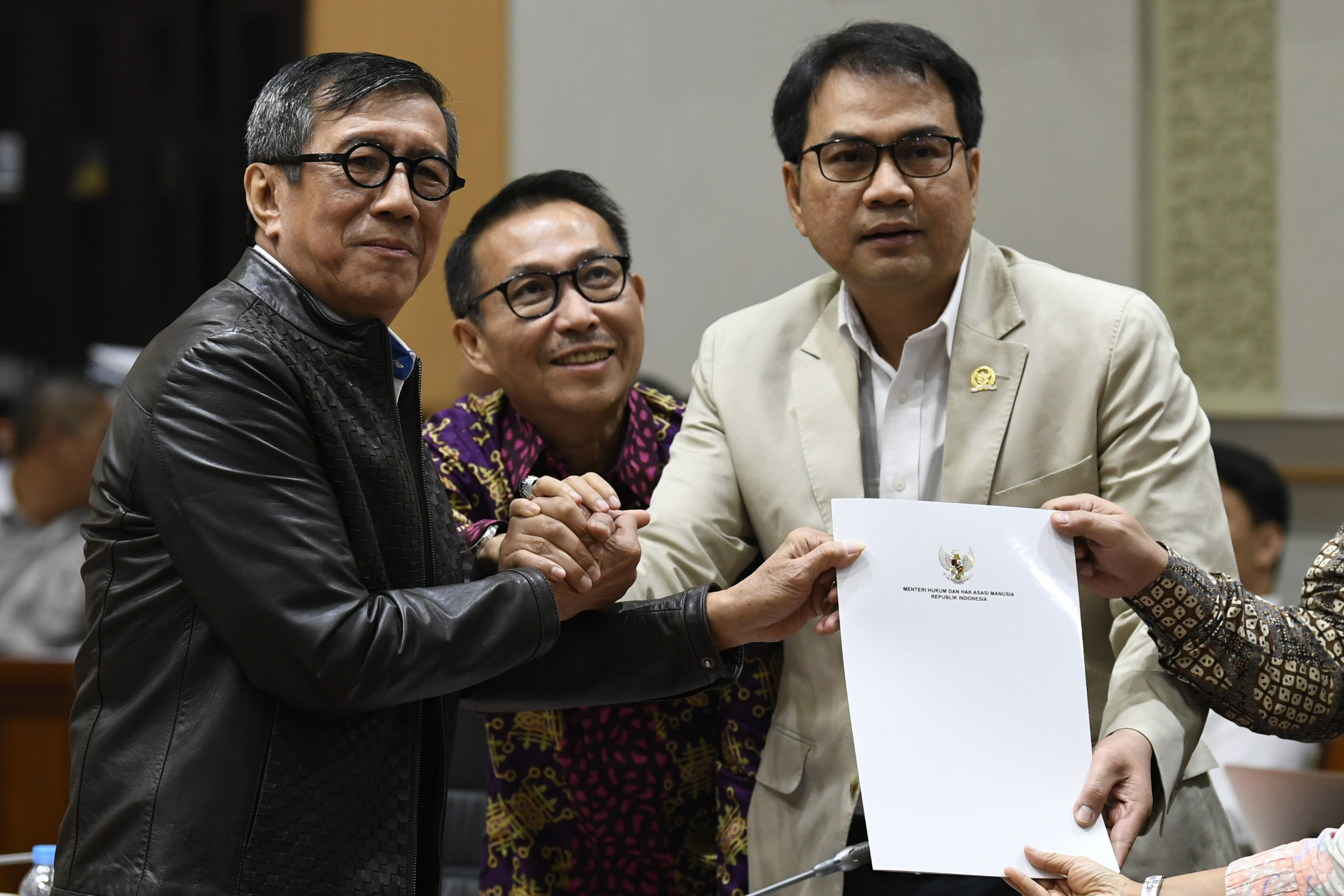 Menteri Hukum dan HAM Yasonna Laoly (kiri) dan Ketua Komisi III DPR Aziz Syamsuddin (kanan) di Kompleks Parlemen, Jakarta, Rabu (18/9/2019).