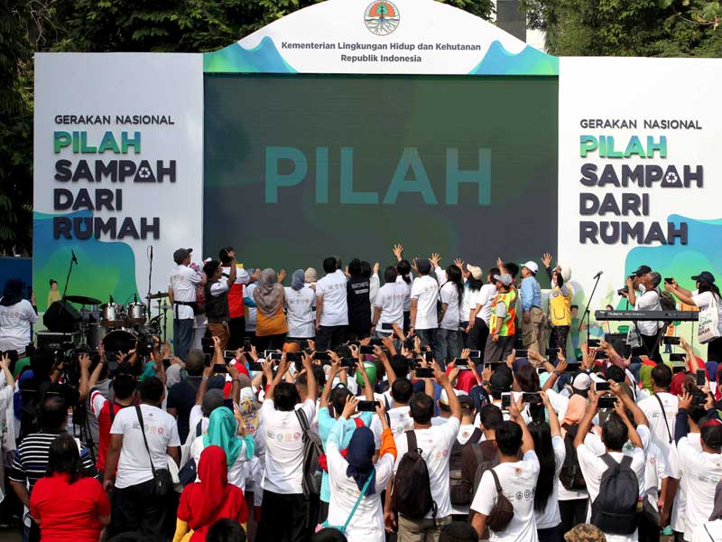 Dirjen Pengelolaan Sampah, Limbah dan B3 Kementerian Lingkungan Hidup dan Kehutanan Rosa Vivien Rantawati bersama para pegiat lingkungan.