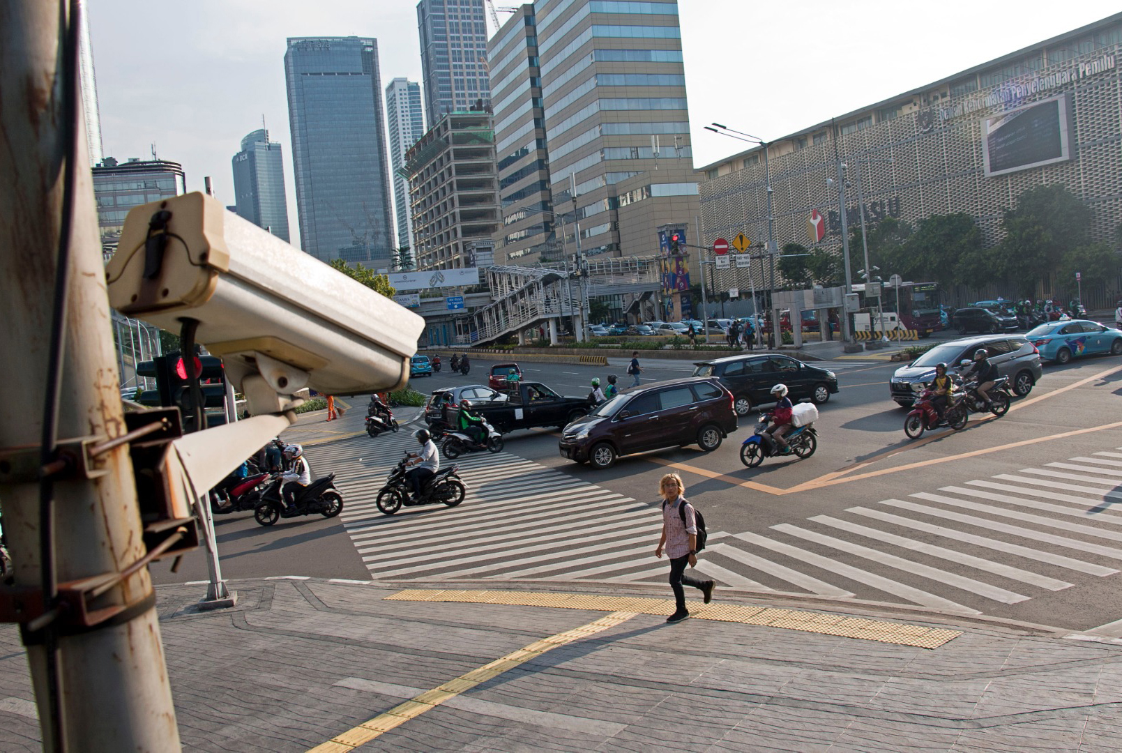  Kamera pengawas atau Closed Circuit Television (CCTV) terpasang di kawasan Jalan MH Thamrin