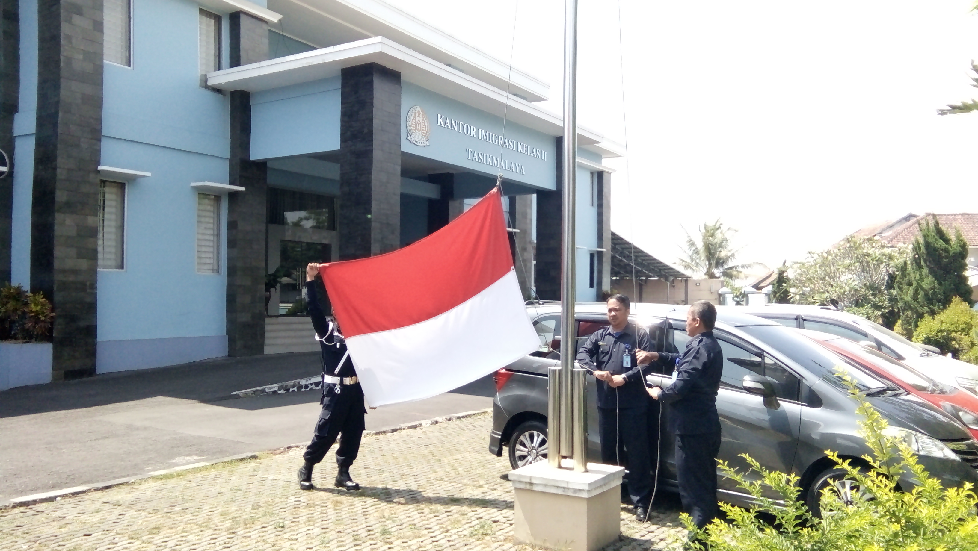 Petugas di Kantor Imigrasi Kota Tasikmalaya mengibarkan bendera Merah Putih setengah tiang untuk menghormati wafatnya BJ Habibie.