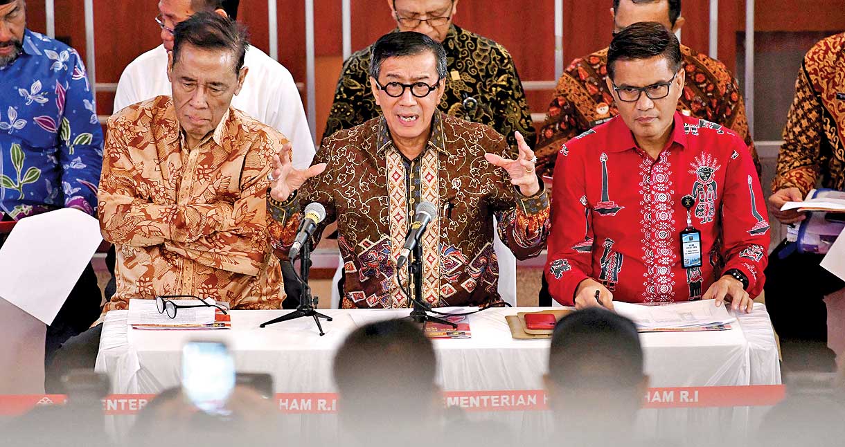 Menteri Hukum dan HAM Yasonna Laoly (tengah) memberikan keterangan pers di Jakarta terkait dengan penundaan pengesahan revisi KUHP.
