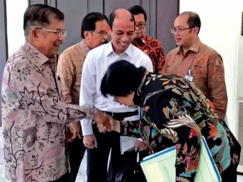 Wapres Jusuf Kalla bersalaman dengan Menteri LHK Siti Nurbaya seusai rapat internal membahas RUU tentang pertanahan di Kantor Wapres Jakarta