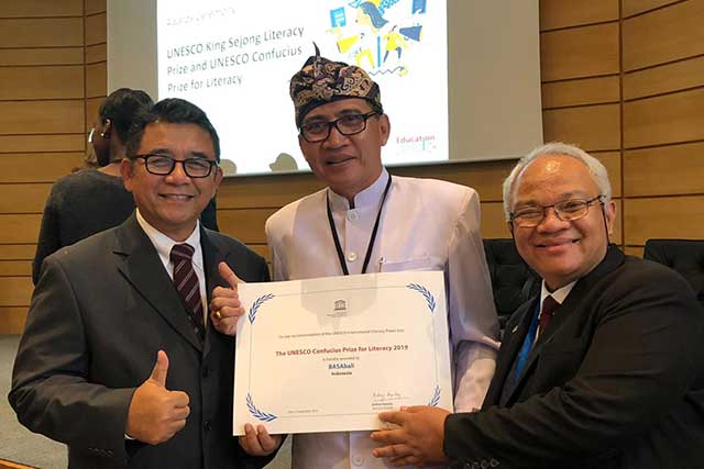  BASABali mendapatkan The UNESCO Confucius Prize for Literacy