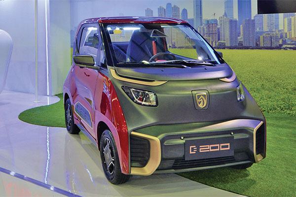 Wuling Motors kembali ikut serta menampilkan dua tipe mobil listrik andalan, E 100 dan E 200.