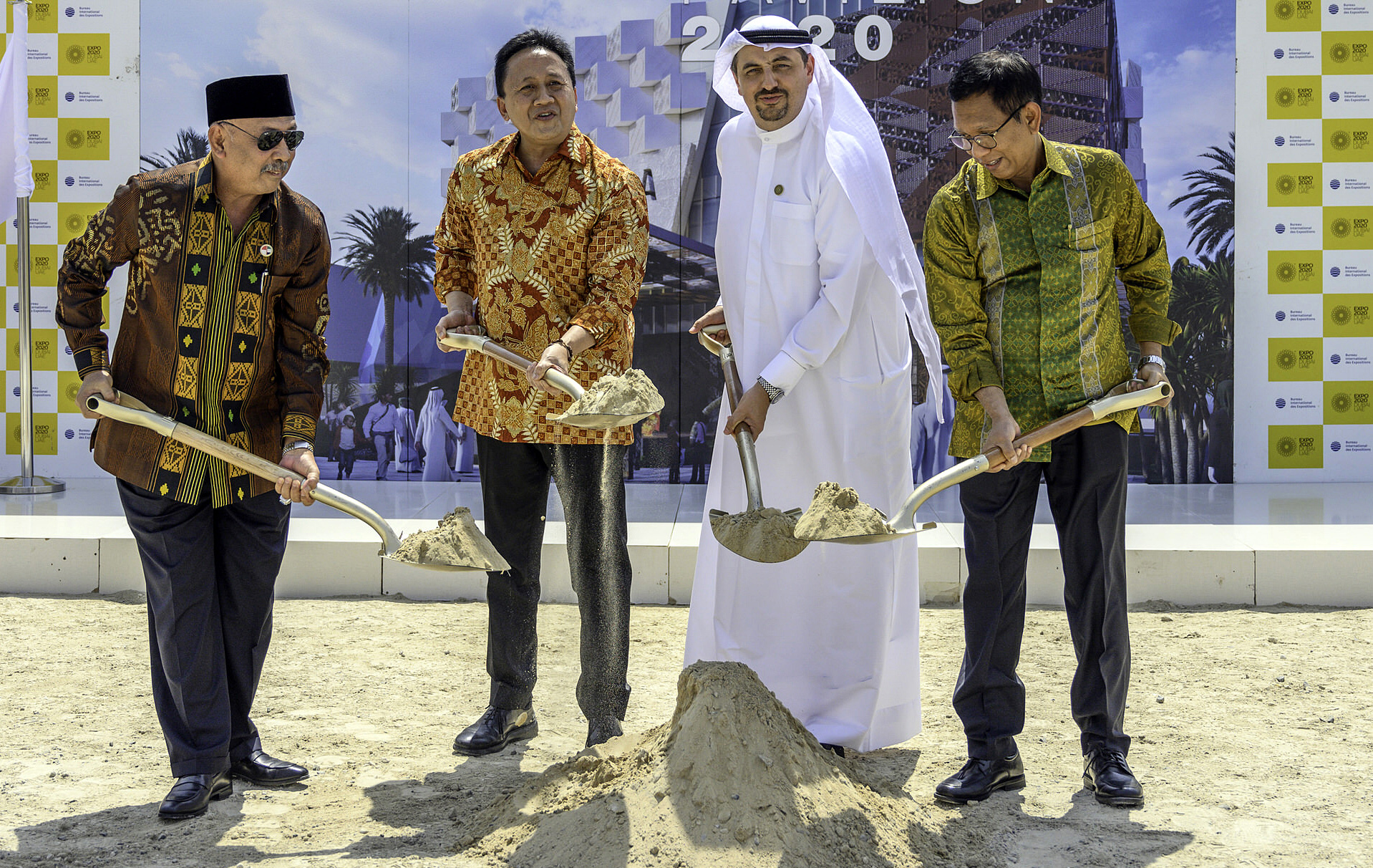 Dirjen Pengembangan Ekspor Nasional Kemendag Dody Edward menyekop tanah tanda groundbreaking pembangunan Paviliun Indonesia untuk DWE 2020 