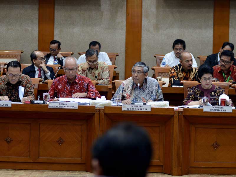 Wamen Keuangan Mardiasmo (kedua kanan), Nila Moeloek (kanan), Ketua DJSN Tubagus Achmad Choesni (kedua kiri) dan Dirut BPJS  Fahmi Idris.