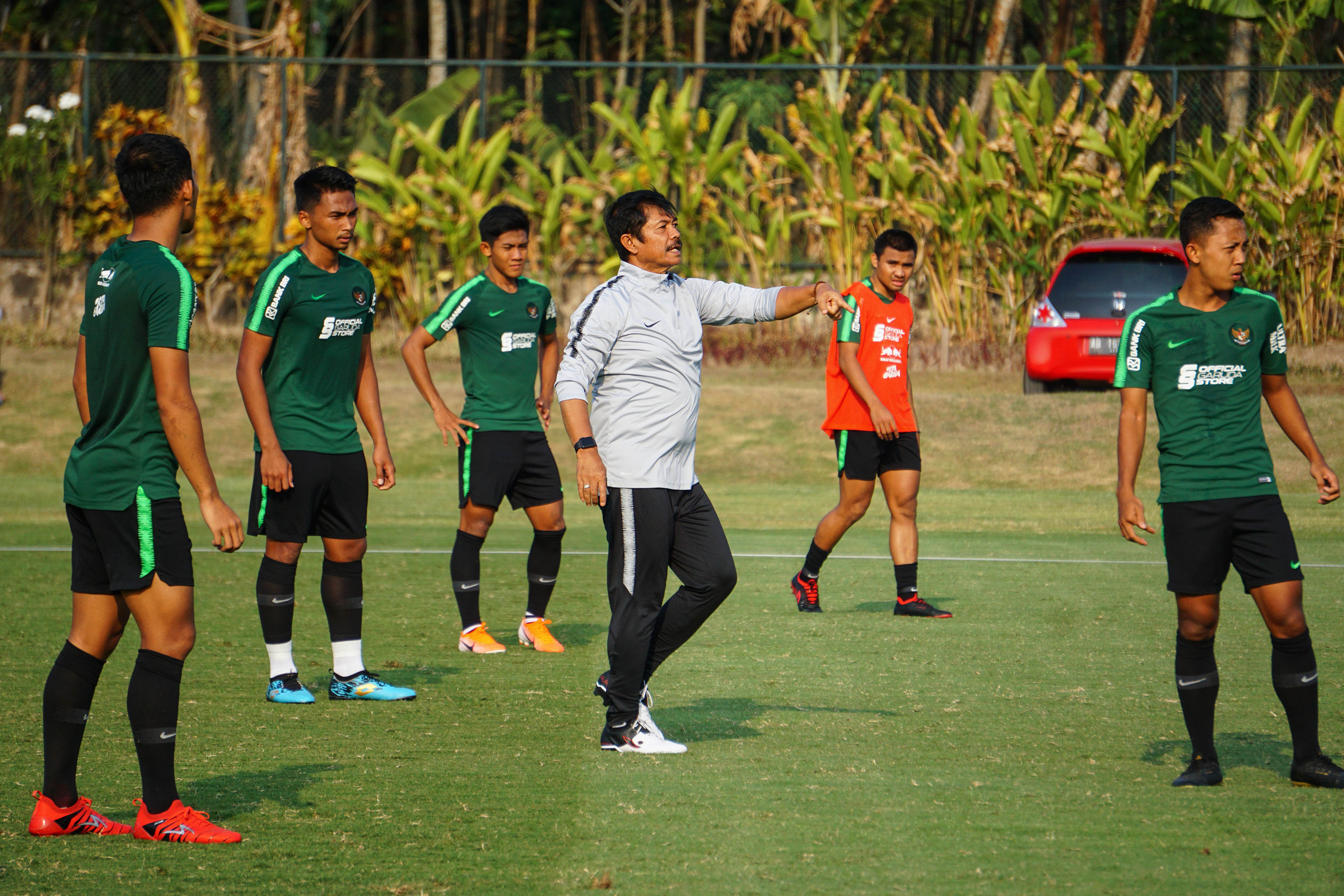  Pelatih Timnas U-23 Indra Safri (tengah) memberikan arahan saat pemusatan latihan di Lapangan Yogyakarta Independent School, Yogyakarta.