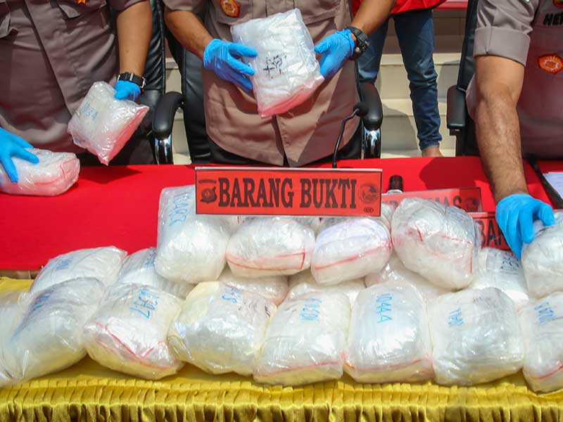 Personel Polri menunjukkan barang bukti narkotika jenis sabu saat ungkap kasus penyelundupan narkotika jenis sabu di Polresta Barelang